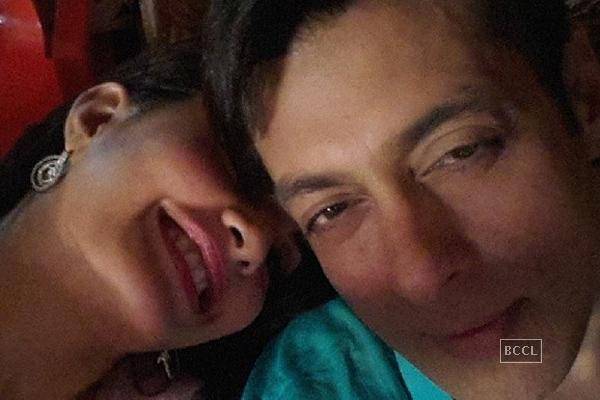 Salman-khan-Jaquelin-Selfie-TechShohor