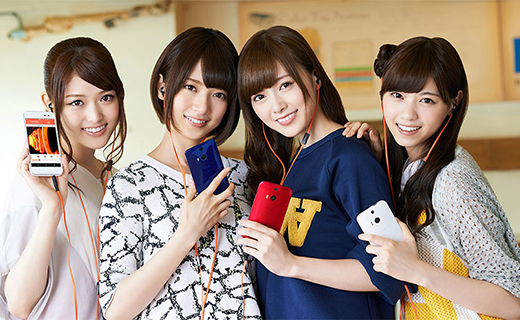 Girl with HTC Smartphone-techshohor