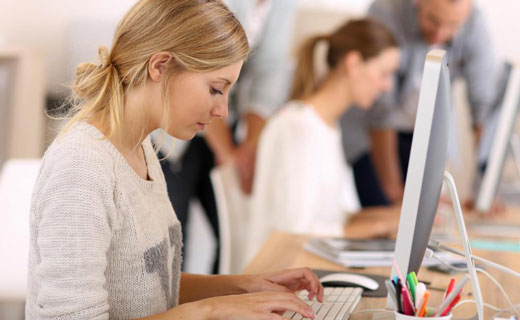 girl-working-on-office-compute-techshohorr